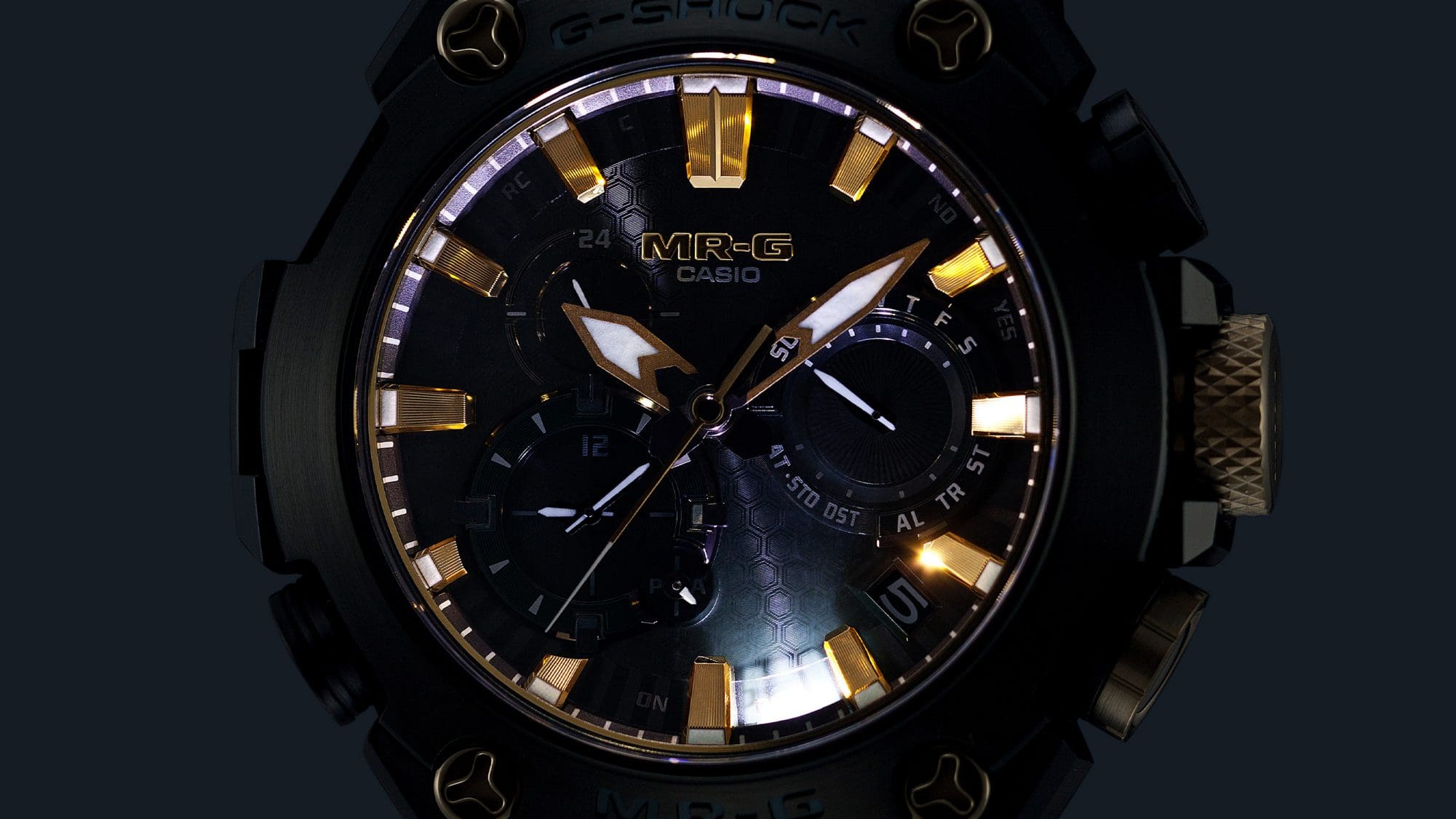 Super Illuminator (lampu LED kecerahan tinggi) agar jam tetap mudah dibaca dalam gelap