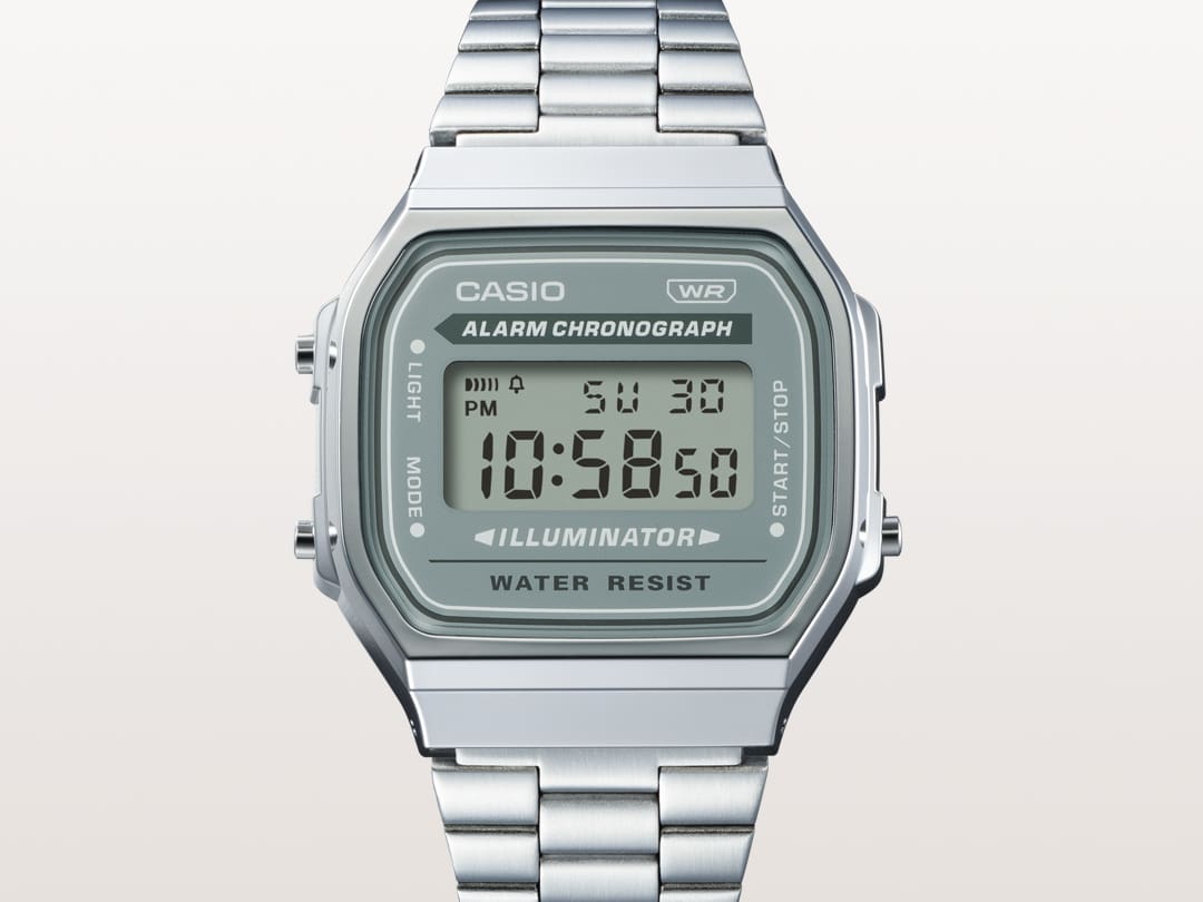 L'orologio digitale A168WA-3AY con cinturino in acciaio inossidabile color argento e cornice del display blu-grigio