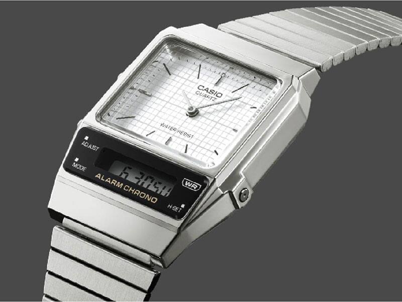 Vista dall'alto obliqua dell'orologio ibrido AQ-800E-7A color argento con quadrante bianco