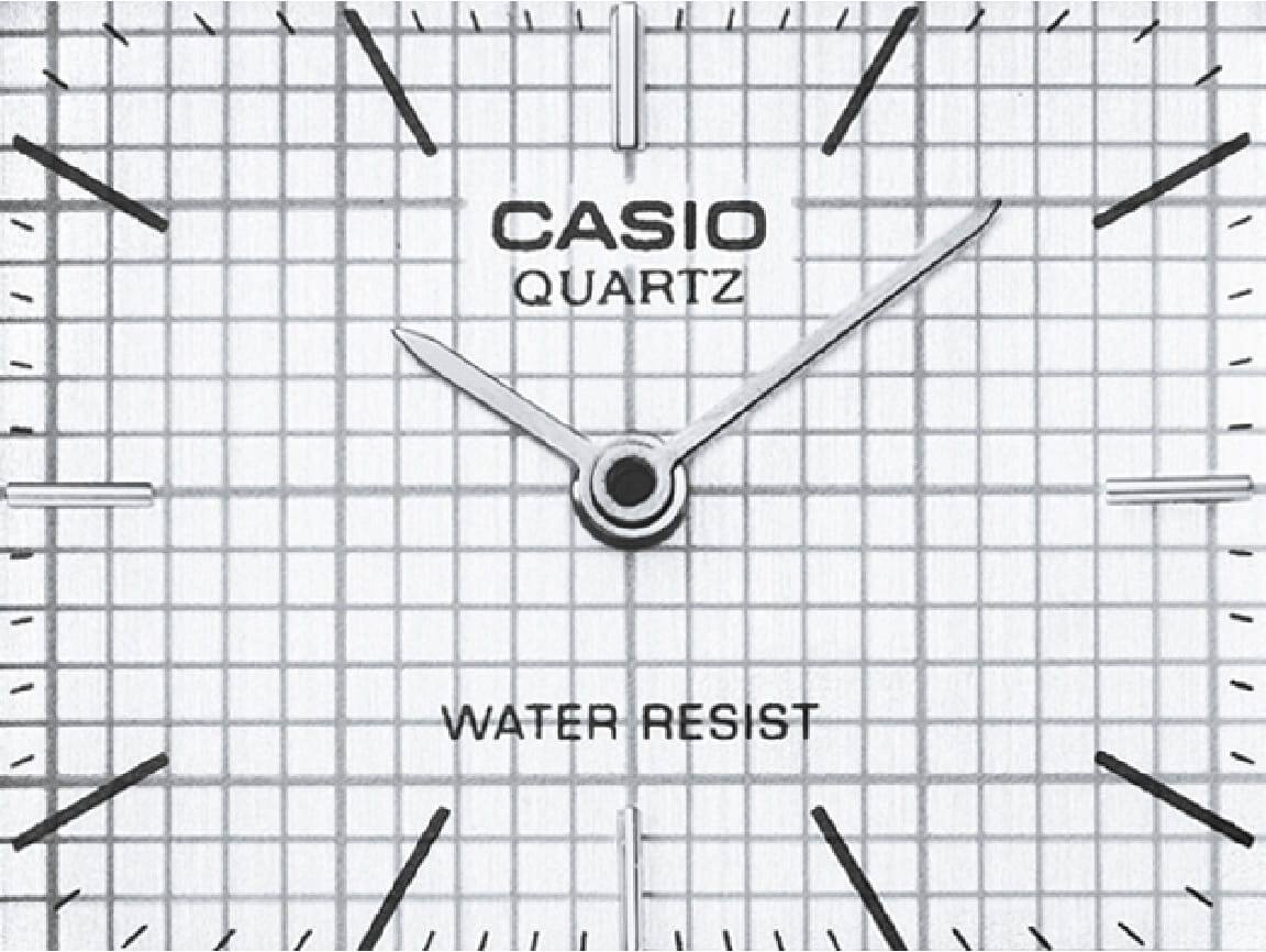 Primo piano del quadrante a scacchi dell'orologio da polso AQ-800E-7A della Casio Vintage Collection