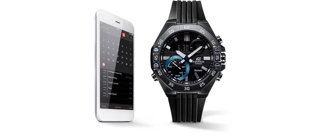 A sinistra: Uno smartphone, a destra: un orologio da polso nero di Edifice