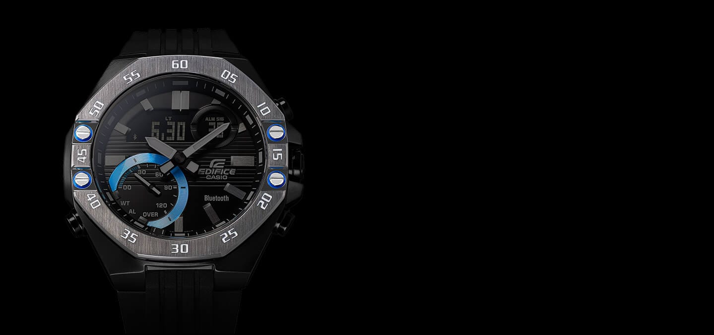 Primo piano del quadrante di un orologio su sfondo nero