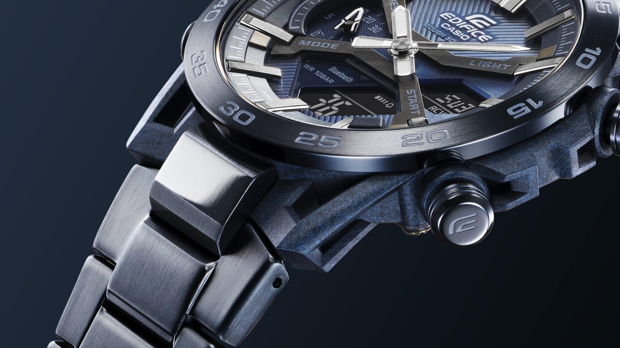 Vista laterale del Casio Edifice ECB-2200CB con ghiera, bracciale e pulsanti laterali con placcatura agli ioni blu scintillante