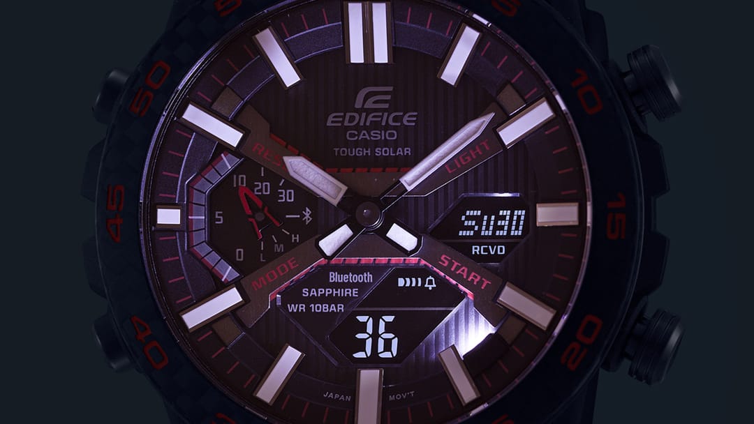 L'illuminazione a LED dell'orologio da polso ECB-2000SS al buio