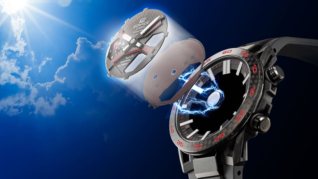 Primo piano dell'EDIFICE ECB-2000SS in blu scuro accanto a uno smartphone.