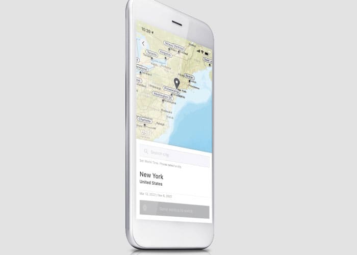 Uno smartphone bianco che mostra New York su una mappa