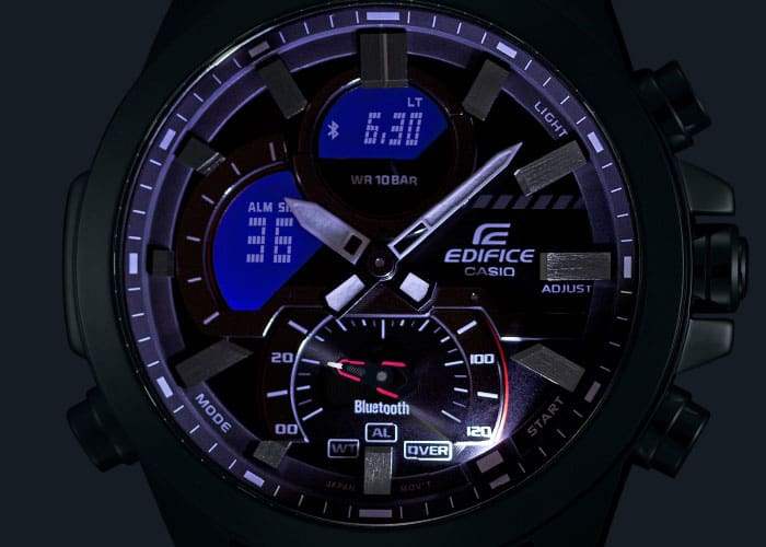 Primo piano del display di un orologio da polso Casio Edifice con una luce LED incandescente