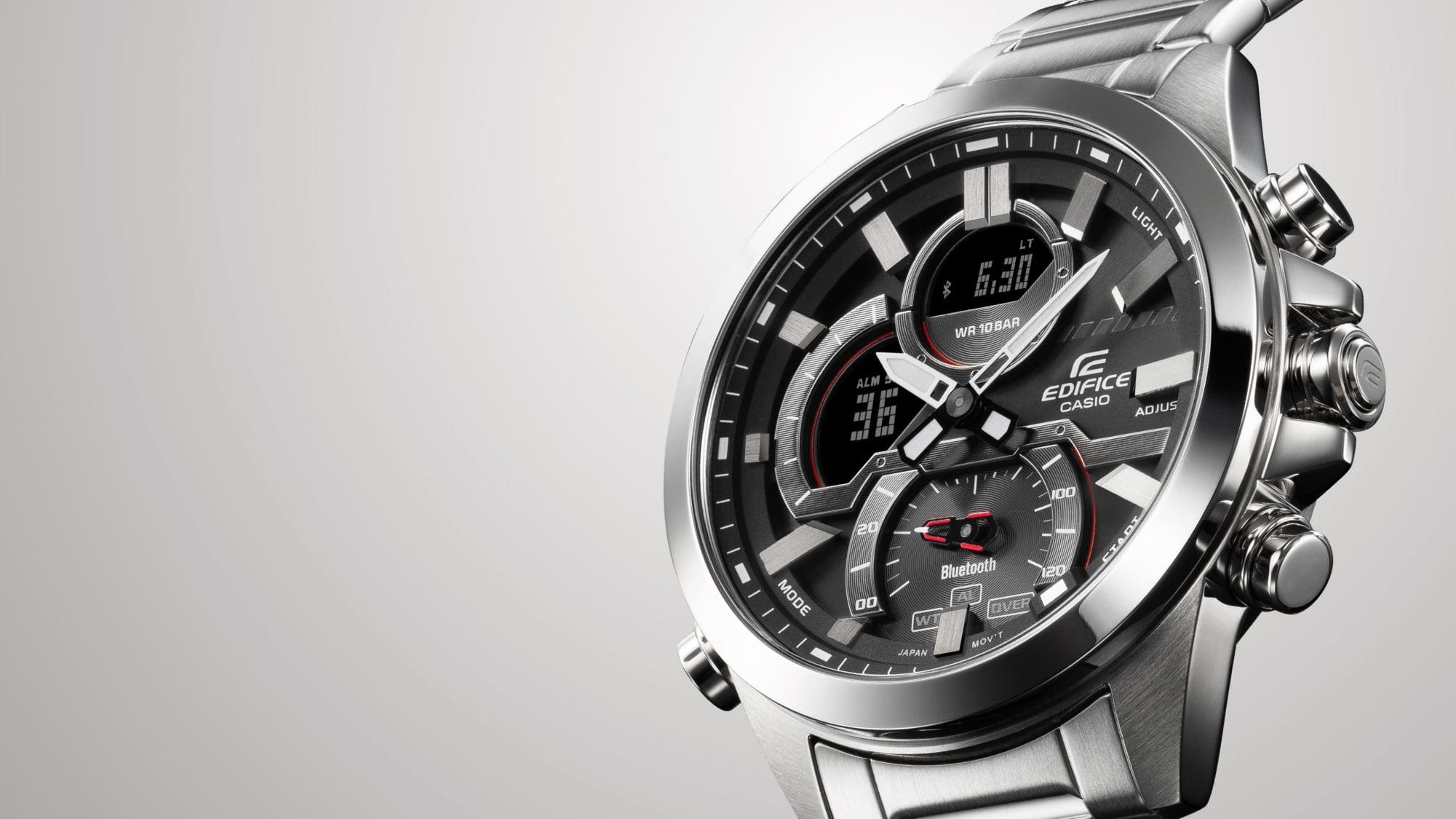 Primo piano del quadrante digitale-analogico di un orologio Edifice in acciaio inossidabile