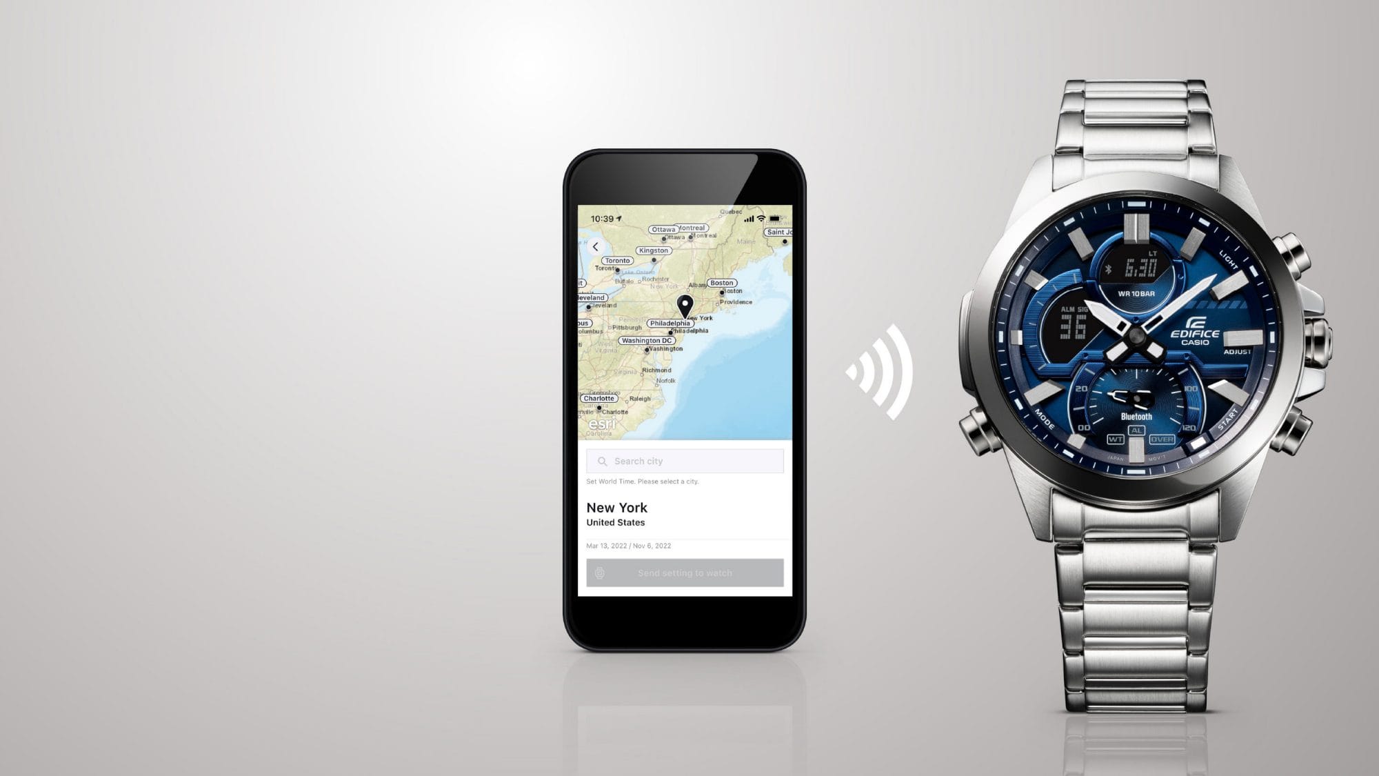 A sinistra: Uno smartphone che visualizza una mappa, a destra un orologio in acciaio inossidabile argentato con quadrante nero e blu