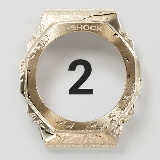 La lunetta in acciaio inossidabile dell'orologio da polso GM-S2140GEM-9A risplende nella sua finitura dorata