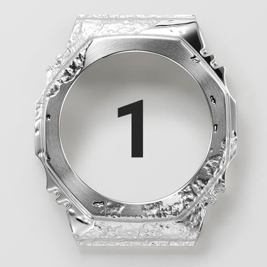 La lunetta in acciaio inossidabile nella prima fase di finitura, ancora color argento, ma già con finitura pietra