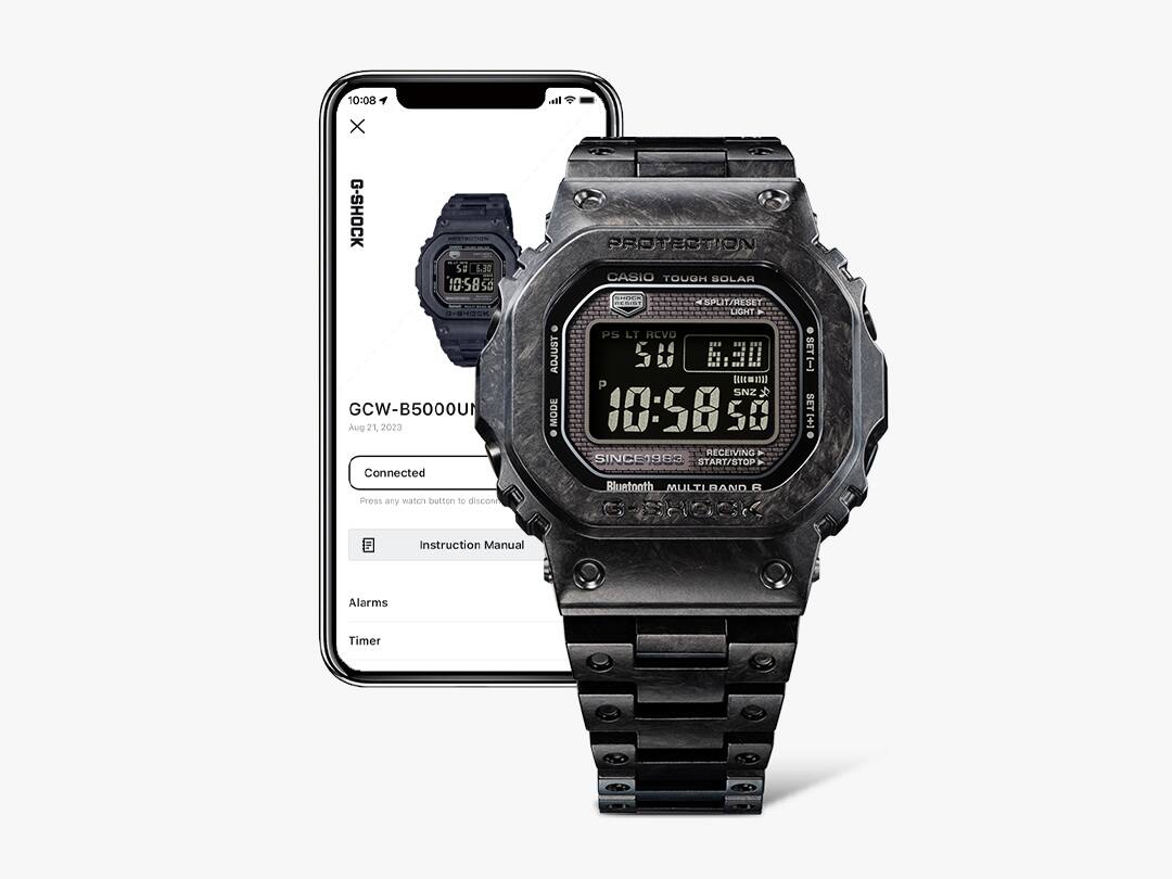 L'orologio GCW-B5000UN-1 Bluetooth® davanti a uno smartphone sul cui display sono visibili le informazioni relative all'orologio
