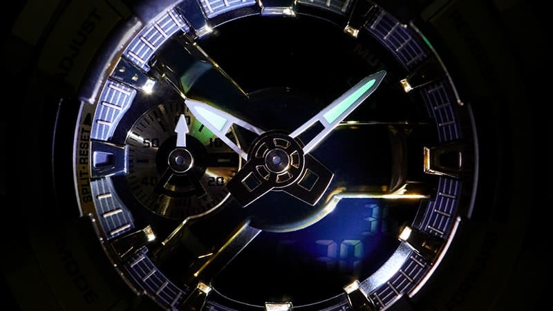 L'orologio da polso Casio GM-110G-1A9 al buio con quadrante illuminato