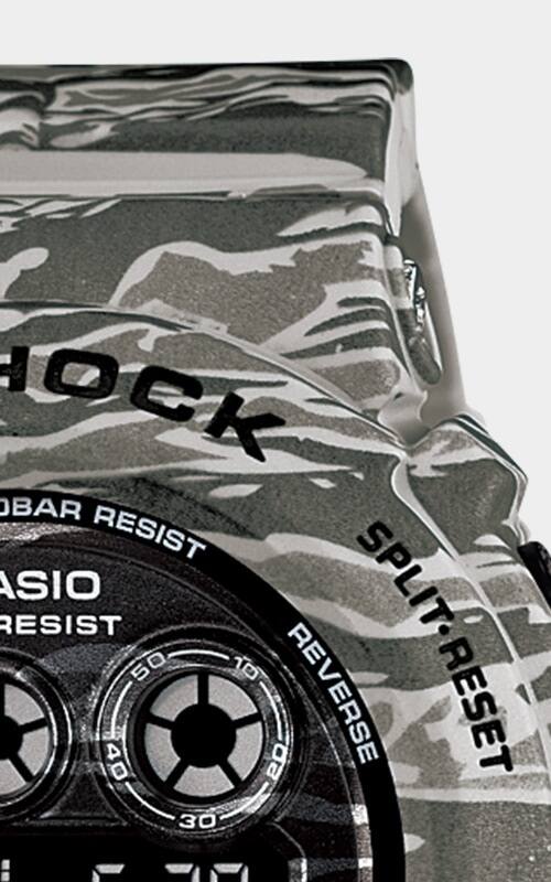 Particolare del quadrante e della cassa dell'orologio da polso Casio G-Shock GD-X6900CM-8 con motivo mimetico grigio