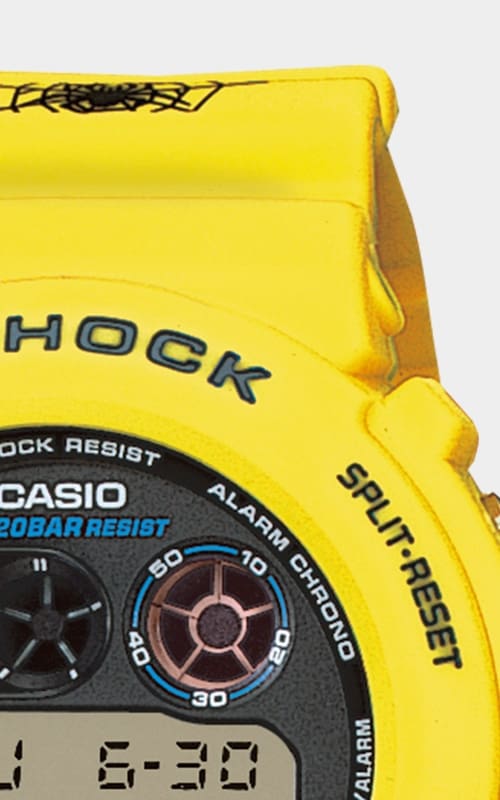 Dettaglio del quadrante e della cassa gialla dell'orologio da polso Casio G-Shock DW-6900H-9