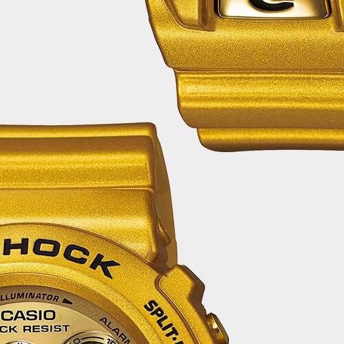 Primo piano della cassa e del bracciale del Casio G-Shock DW-6900GD-9 con finitura oro su tutto il perimetro