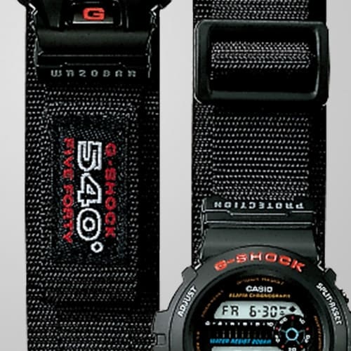 Primo piano dell'orologio da polso nero Casio G-Shock DW-6900BD-1T e del suo bracciale STOFF nero