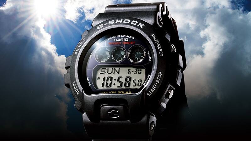 L'orologio solare nero Casio G-Shock GW-6900-1 davanti a un cielo nuvoloso attraversato da un raggio di sole