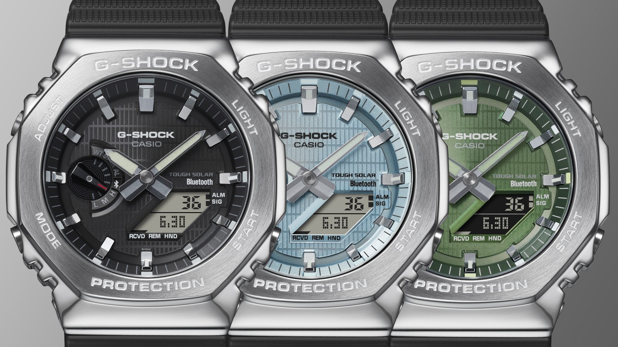 Le tre varianti di colore della serie Casio G-Shock GBM-2100 affiancate: l'orologio da polso GBM-2100-1A con quadrante nero, il GBM-2100A-1A2 con quadrante azzurro e il GBM-2100A-1A3 con quadrante verde