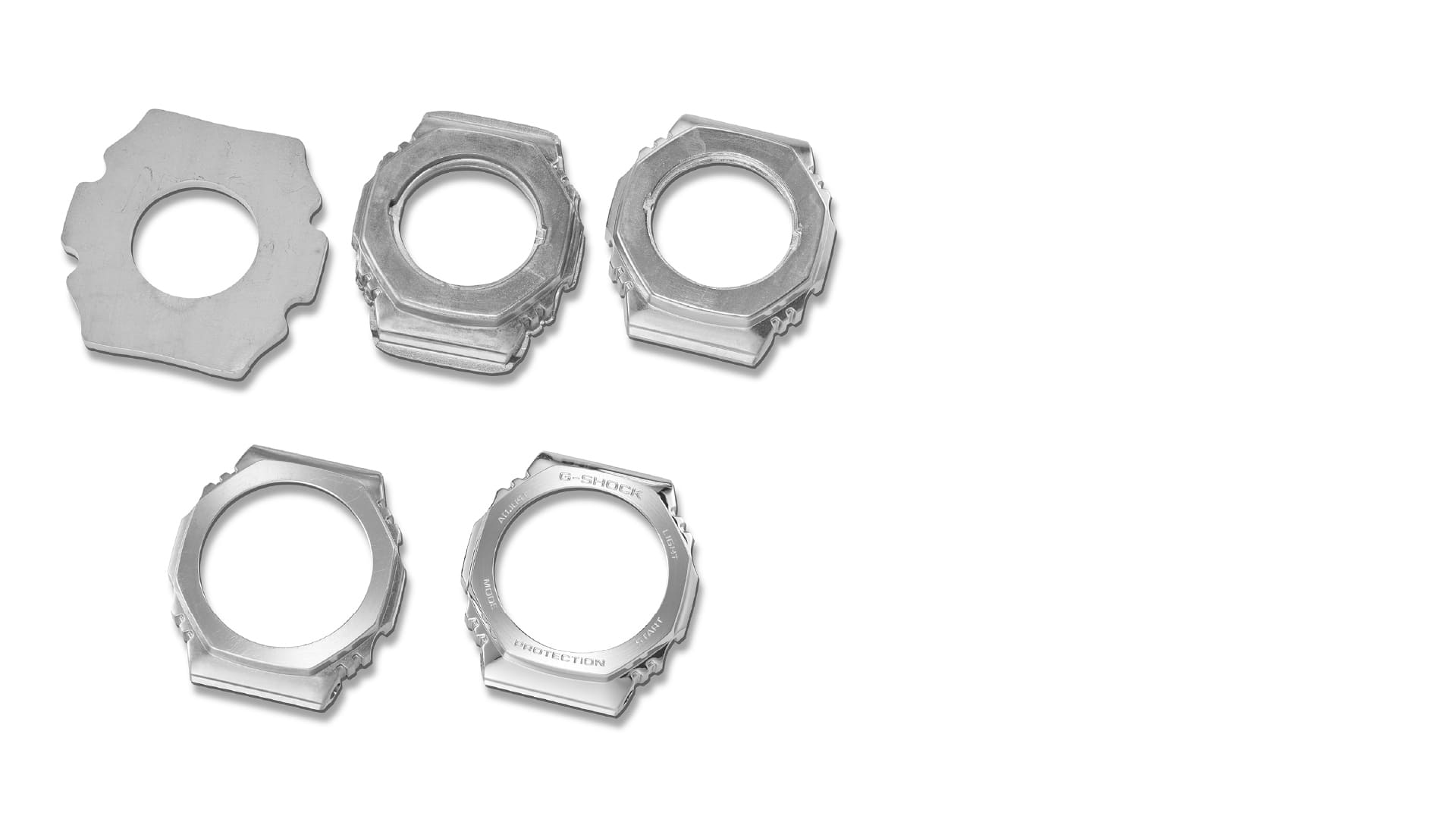 Cinque lunette argentate in diverse fasi di produzione, dal pezzo grezzo alla lunetta finita