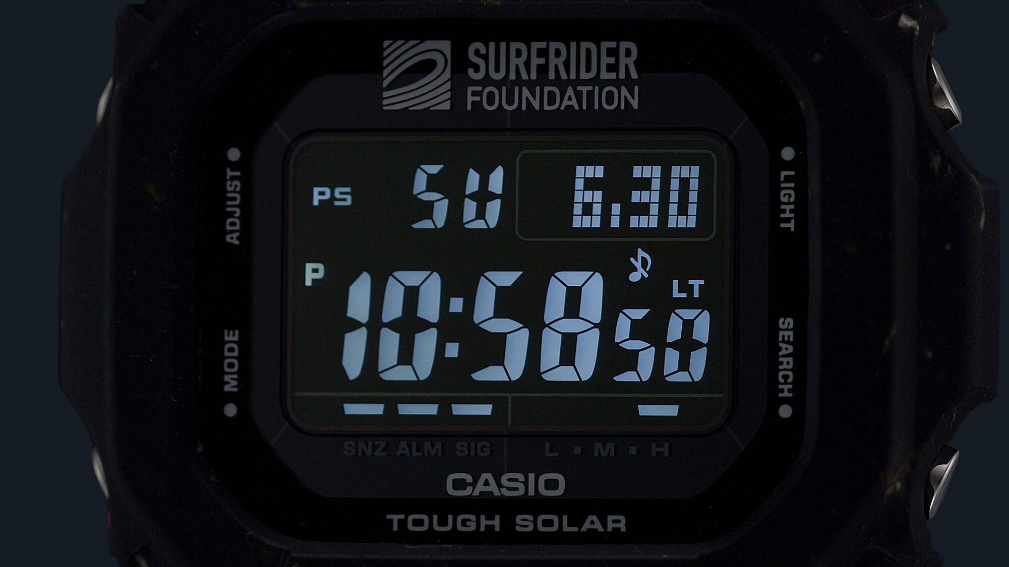 Il display illuminato dell'orologio digitale G-5600SRF-1 al buio