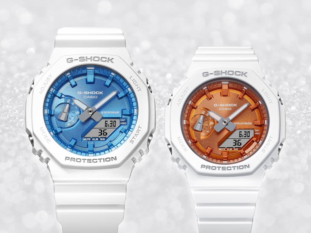 L'orologio ibrido G-Shock GA-2100WS-7A con quadrante blu accanto al GMA-S2100WS-7A con quadrante arancione