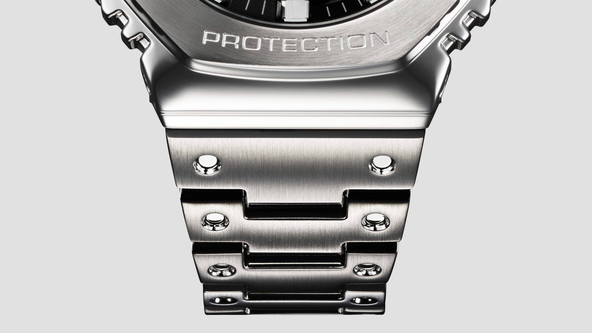 Passaggio dal bracciale in acciaio inox alla cassa in acciaio inox dell'orologio solare Casio G-Shock GMC-B2100D-1A