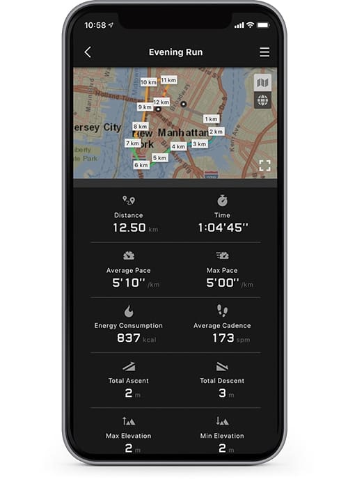 Lo smartphone mostra, tra l'altro, la mappa del percorso, i passi e i chilometri percorsi e le calorie bruciate nell'app.