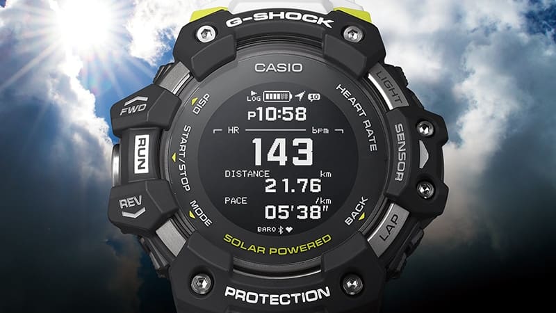 Il display dell'orologio solare GBD-H1000 davanti a un cielo nuvoloso