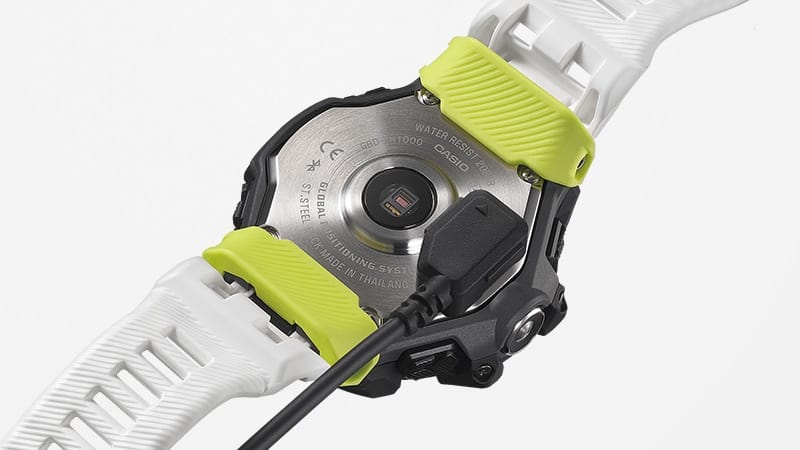 Il retro della cassa dell'orologio solare GBD-H1000, dove un cavo USB magnetico ricarica l'orologio