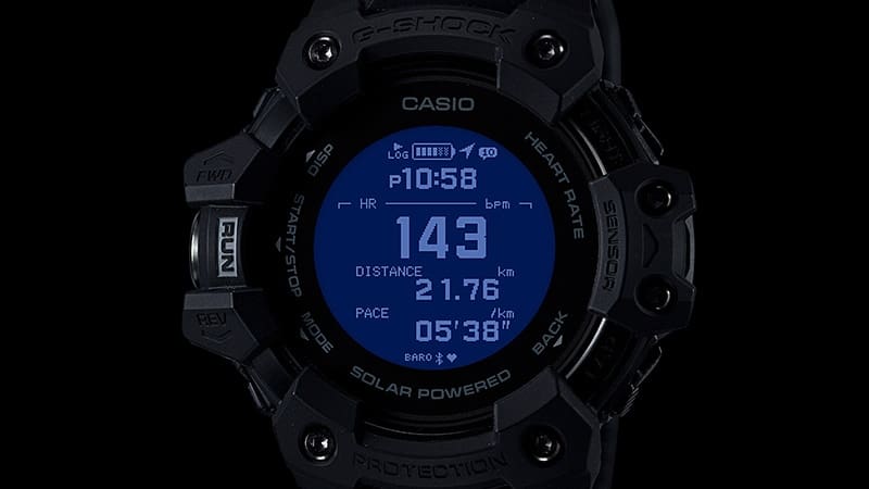 Il display dell'orologio da polso GBD-H1000 al buio con display illuminato