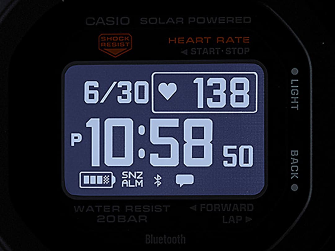 Primo piano del display luminoso dell'orologio da polso Casio G-Squad DW-H5600MB-1 al buio