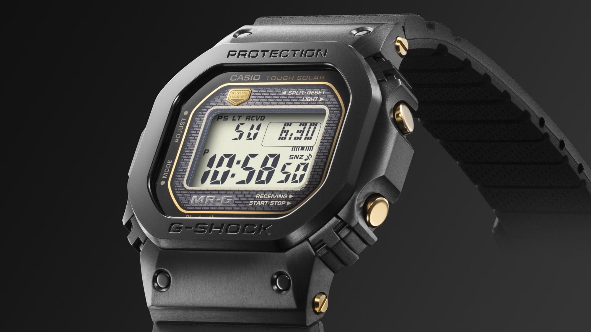 Vista leggermente laterale dell'orologio digitale Casio G-Shock MRG-B5000R-1 nero con una vista dei pulsanti di controllo e delle viti color oro