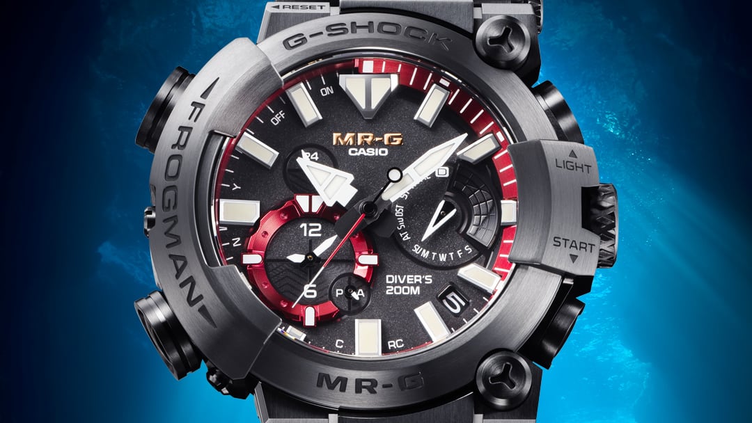 Il quadrante nero dell'orologio subacqueo MRG-BF1000B-1A con accenti rossi e bianchi