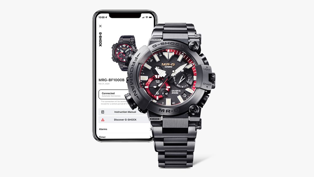 L'orologio MRG-BF1000B-1A Bluetooth® davanti a uno smartphone con display connesso e informazioni sull'orologio