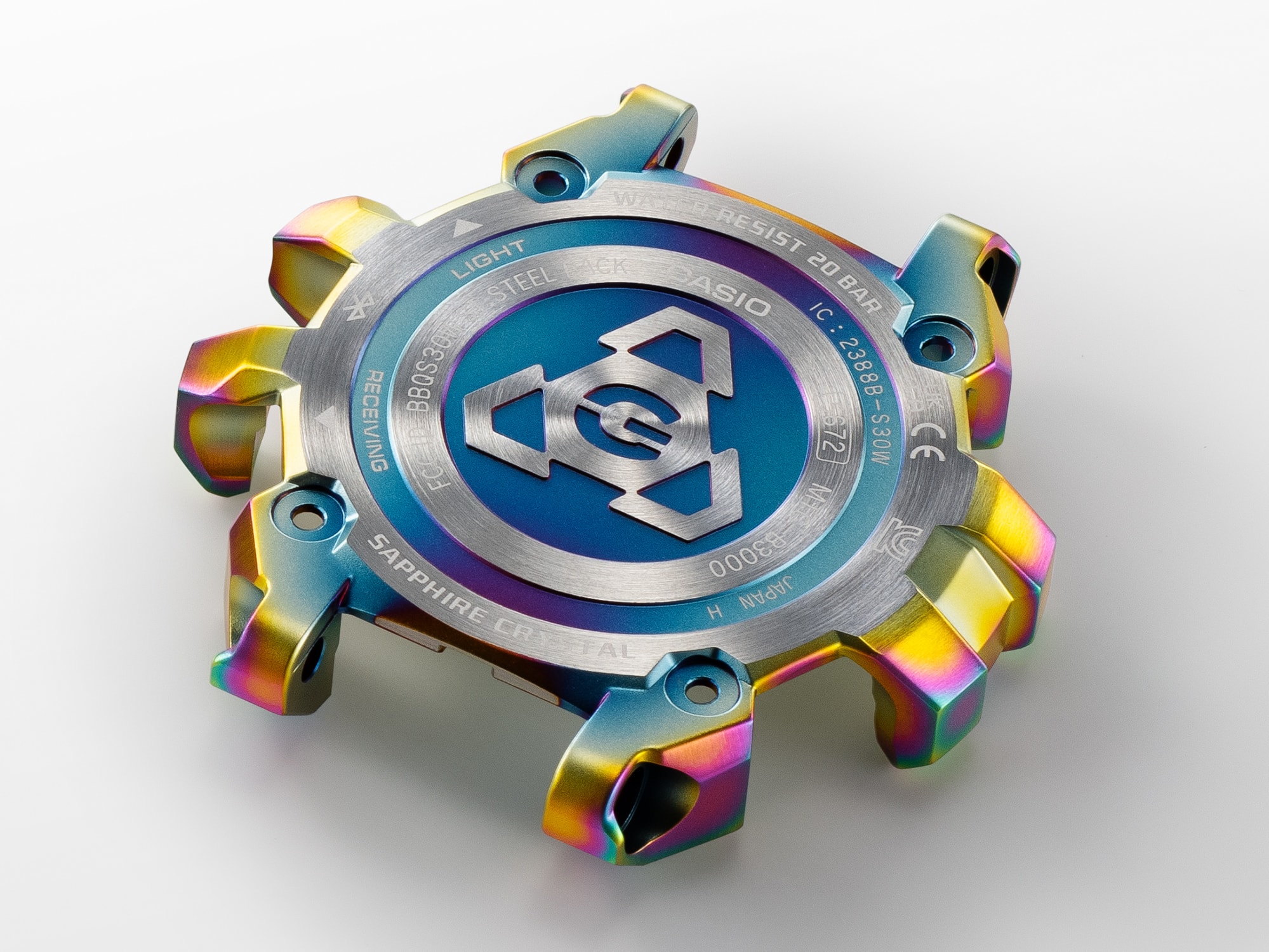 Il retro della colorata cassa dell'orologio G-SHOCK MTG-B3000