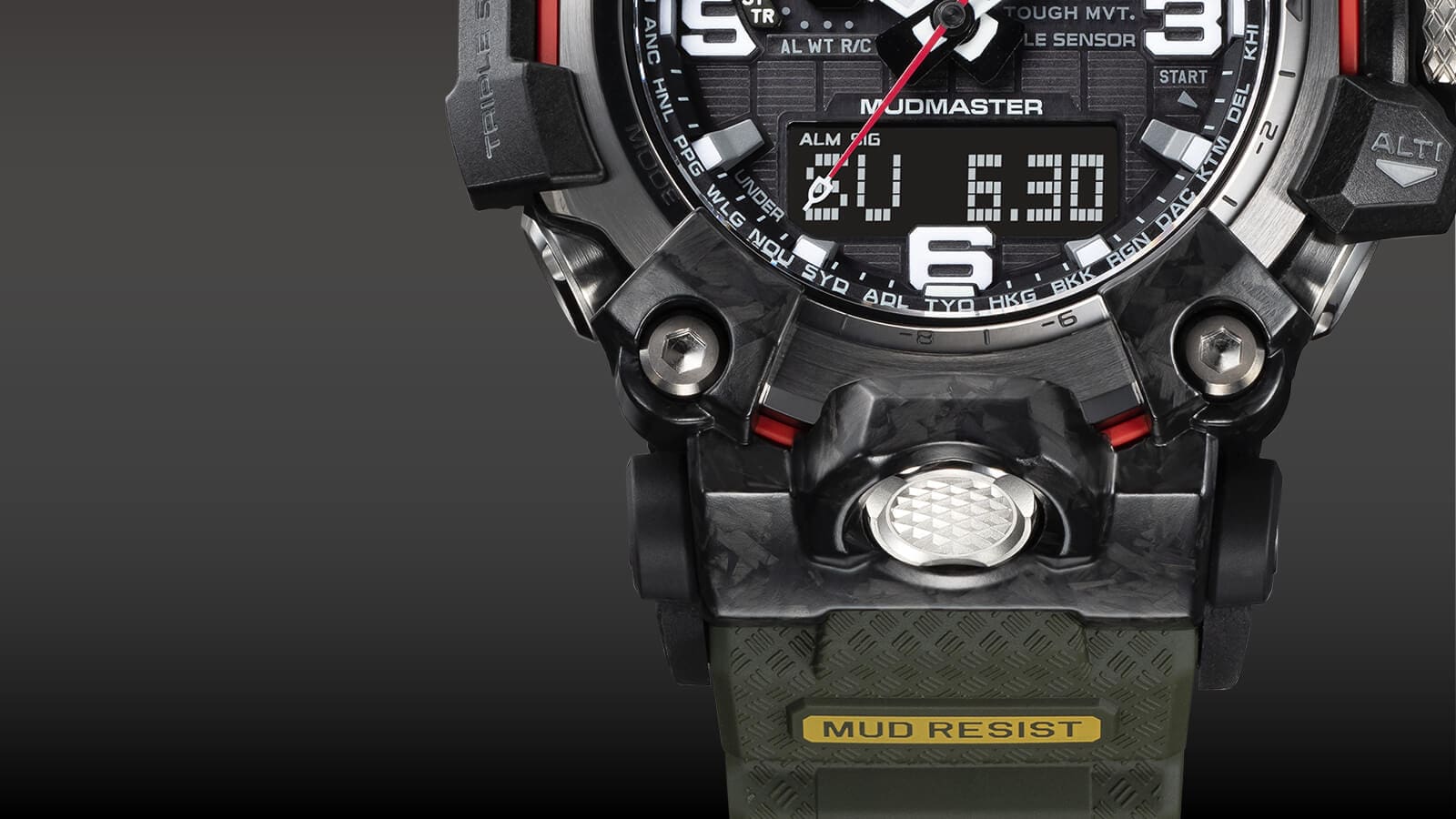 Primo piano del punto di incontro tra cassa e bracciale, con una vista della metà inferiore del quadrante e della scritta “Mud Resist” sul bracciale