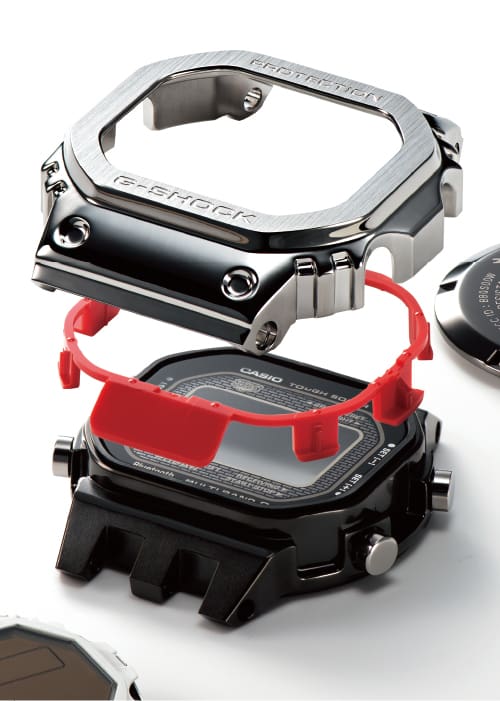 Cassa in acciaio inossidabile, componente tampone rosso e lunetta in acciaio inossidabile argento di un orologio da polso GMW-B5000P