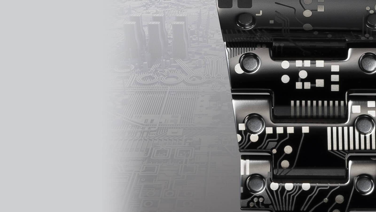 Primo piano del cinturino nero dell'orologio da polso GMW-B5000TCC-1 con camuffamento PCB, sullo sfondo: l'immagine pallida di un circuito stampato