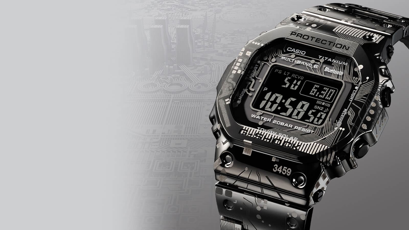 Vista leggermente angolata dell'orologio digitale Casio G-Shock GMW-B5000TCC-1 con la sua superficie lucida realizzata in una speciale lega di titanio