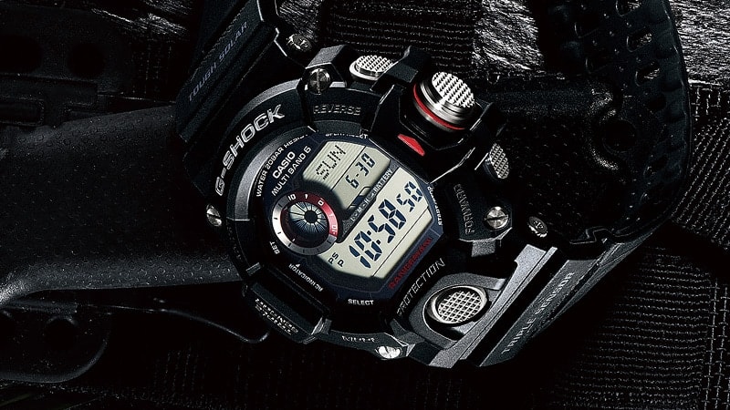 L'orologio multifunzione GW-9400-1 su uno sfondo di pietra scura