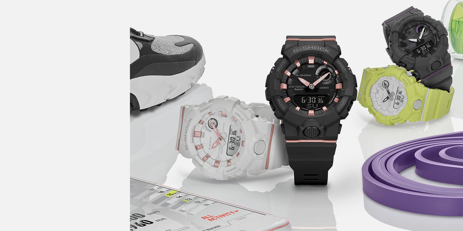 L'orologio da donna bianco Casio G-Squad GMA-B800-7A accanto al Casio G-Squad GMA-B800-1A nero, sullo sfondo altre varianti di colore