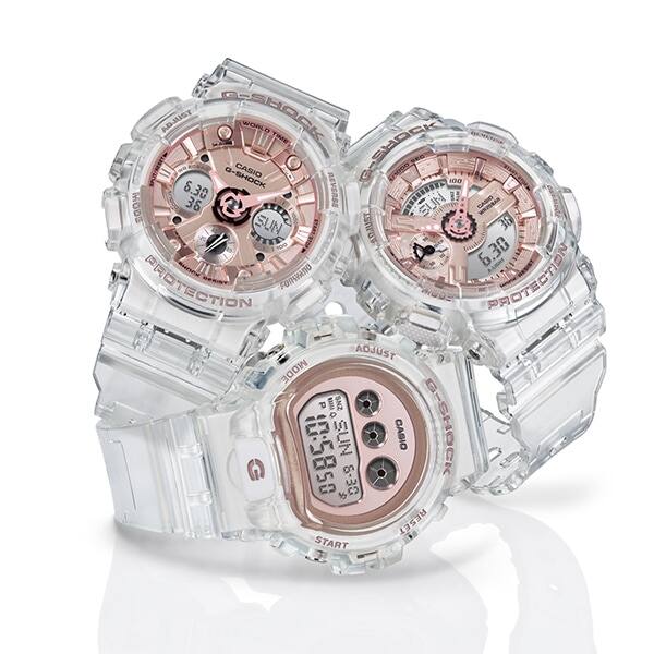 Gli orologi ibridi Casio GMA-S120SR-7A e GMA-S110SR-7A insieme a un altro modello con cinturino trasparente e quadrante in oro rosa
