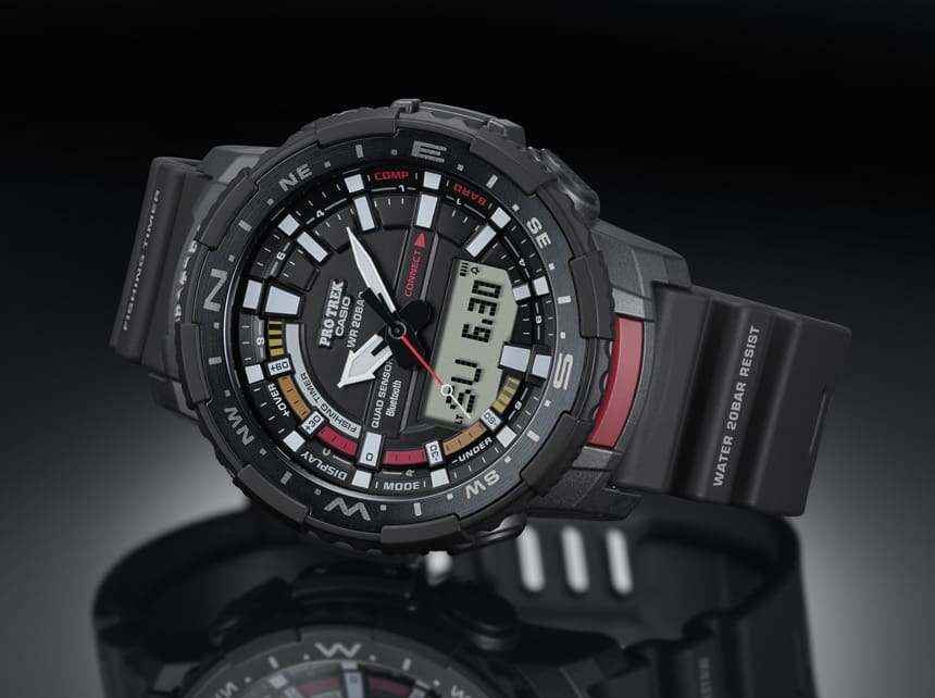 L'orologio da pesca PRT-B70-1 nero di Casio con cinturino chiuso su una superficie nera lucida