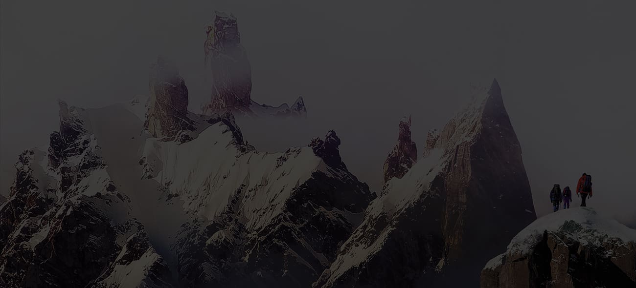 Tre alpinisti su una cima innevata