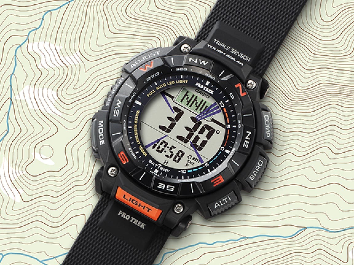 L'orologio da alpinismo PRG-340-1 nero è posizionato su una mappa topografica