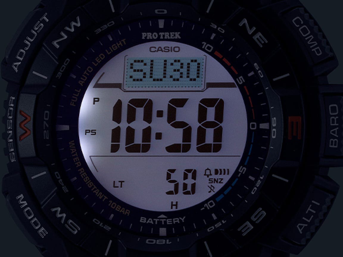 Il display luminoso dell'orologio digitale PRG-340-1 al buio