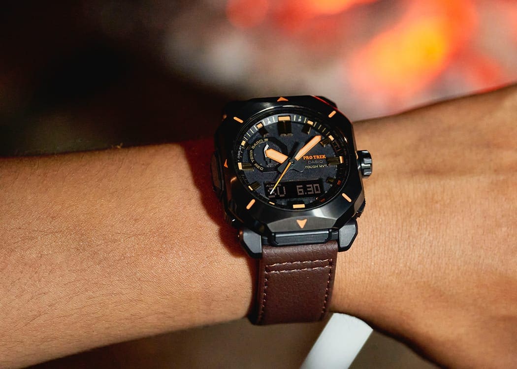 Il PRW-6900YL con cinturino in pelle marrone indossato al polso