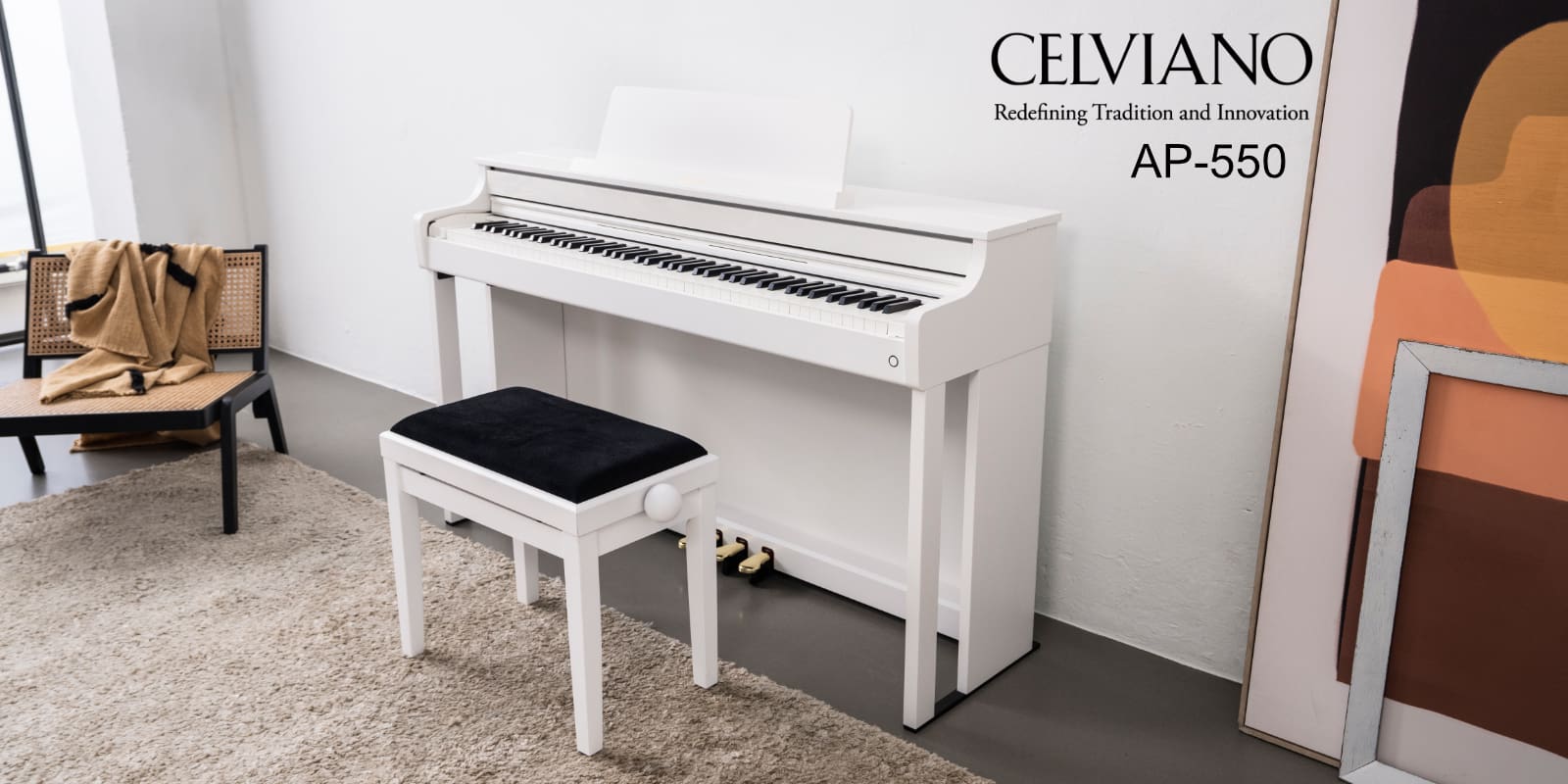 Un pianoforte digitale CASIO bianco si trova con una panca da pianoforte abbinata sulla parete di un soggiorno inondato di luce. La scritta “Celviano - Redefining Tradition and Innovation - AP-550” completa l'immagine.