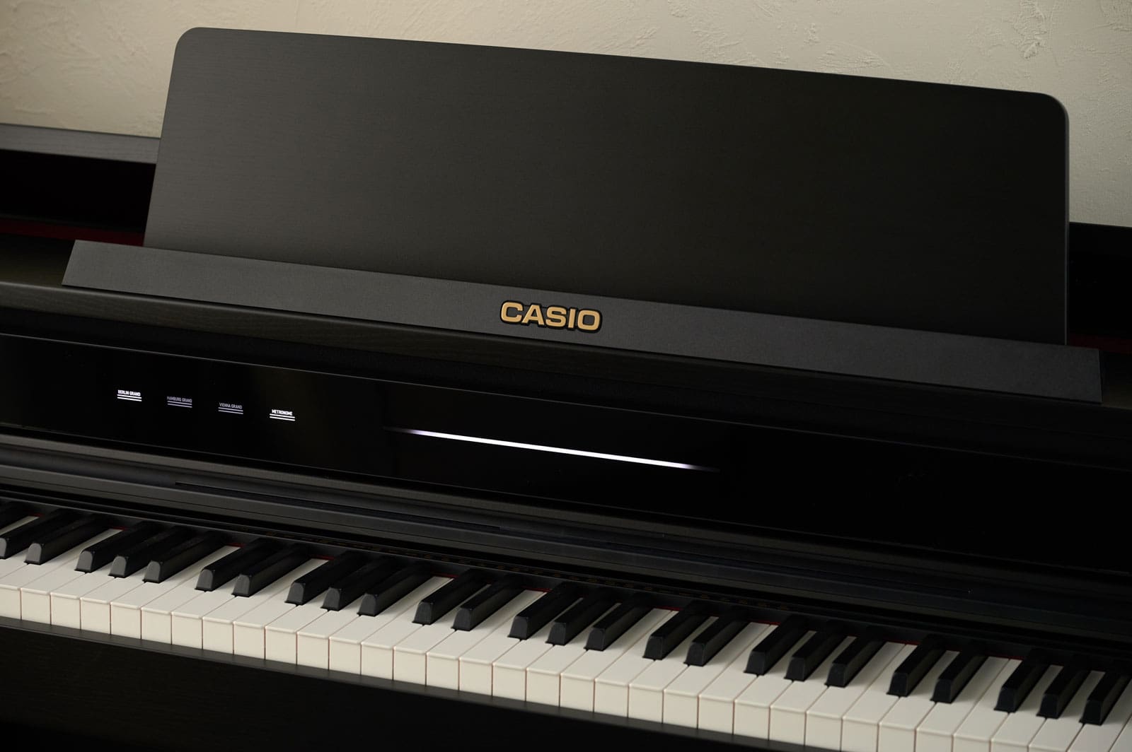 Una vista leggermente obliqua della parte anteriore e dei tasti del pianoforte digitale AP-750